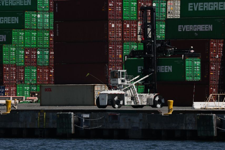 La economía mundial resiste aranceles de Trump, dice OCDE