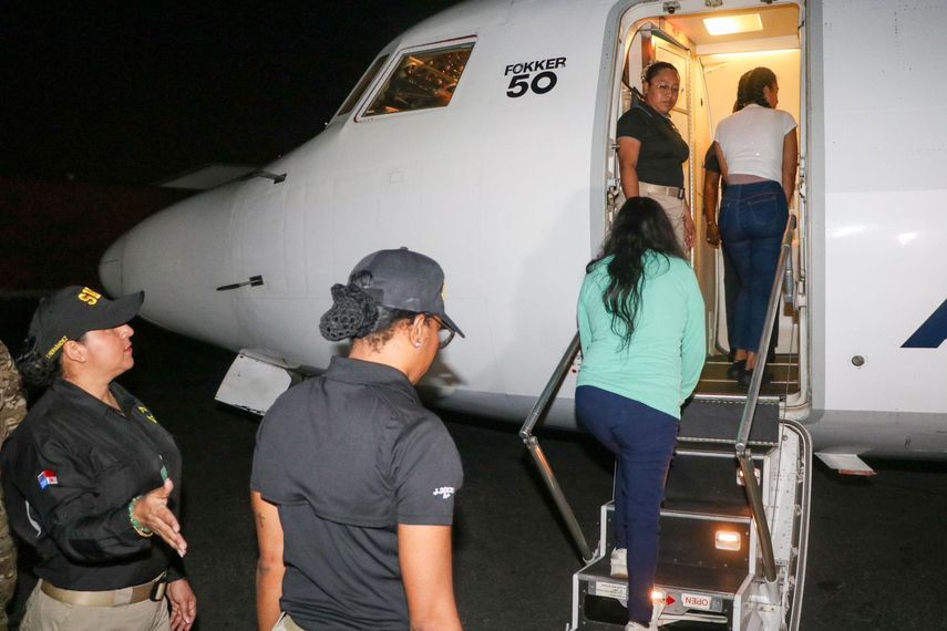 El traslado de los ciudadanos ecuatorianos desde el Aeropuerto Internacional Marcos A. Gelabert, en Albrook, hacia Manta, Ecuador, se llevó a cabo en el marco del Memorándum de Entendimiento entre Panamá y Estados Unidos, siguiendo los lineamientos del Plan Firmeza. El traslado de los ciudadanos ecuatorianos desde el Aeropuerto Internacional Marcos A. Gelabert, en Albrook, hacia Manta, Ecuador, se llevó a cabo en el marco del Memorándum de Entendimiento entre Panamá y Estados Unidos, siguiendo los lineamientos del Plan Firmeza.
