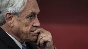 Piñera se autodenuncia por pasear y tomarse fotos sin mascarilla en playa de Chile