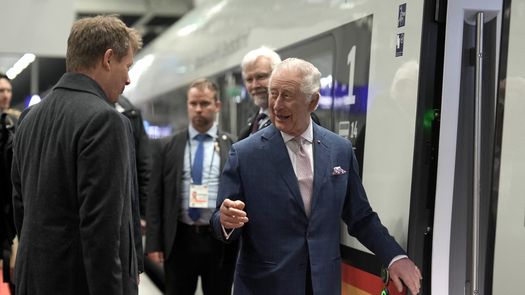 Rey Carlos III cierra su visita a Alemania con un viaje en tren a Hamburgo