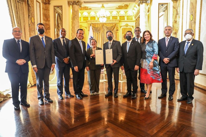 Cortizo sancionan ley que regula la profesión de abogado