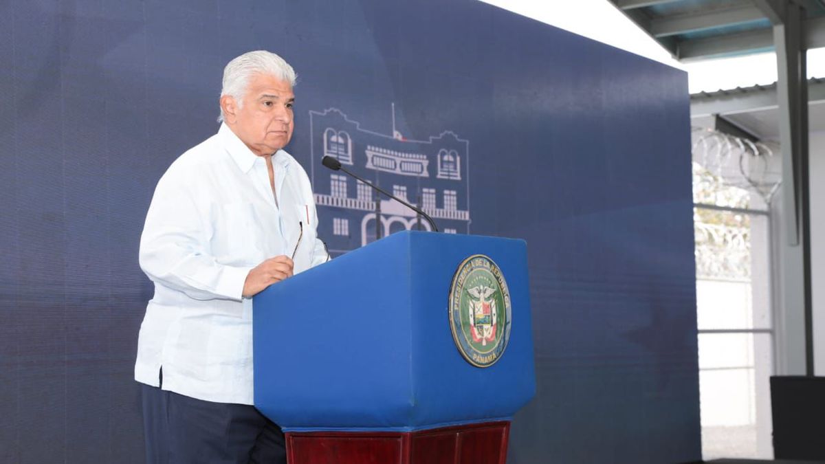 El presidente de Panamá, José Raul Mulino, viajará el domingo próximo a Suiza para participar en el Foro de Davos, donde promoverá la potencia logística y portuaria de su país, que alberga el Canal interoceánico por donde pasa entre el 3 % y el 6 % del comercio mundial. El presidente de Panamá, José Raul Mulino, viajará el domingo próximo a Suiza para participar en el Foro de Davos, donde promoverá la potencia logística y portuaria de su país, que alberga el Canal interoceánico por donde pasa entre el 3 % y el 6 % del comercio mundial.