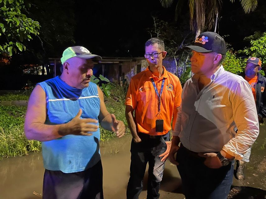 En apoyo a las familias que se vieron afectadas por la introducción de agua en sus hogares producto de la crecida del río David y otros afluentes
