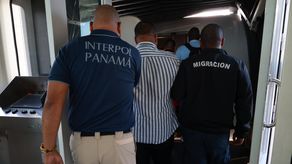 Panamá deporta a dos ecuatorianos con alerta roja a su país de origen