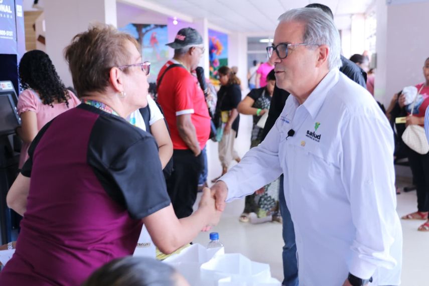 El ministro de Salud, Fernando Boyd Galindo, conversó con los pacientes en el hospital Nicolás A. Solano. El ministro de Salud, Fernando Boyd Galindo, conversó con los pacientes en el hospital Nicolás A. Solano.