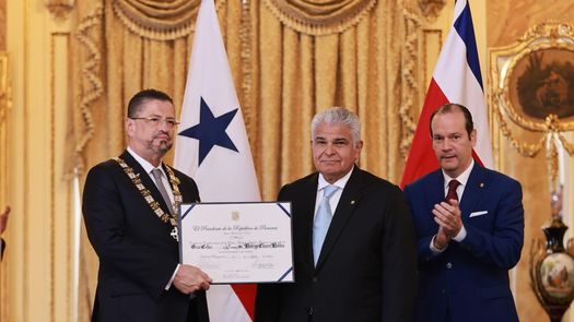 Mulino condecora al presidente de Costa Rica con la Orden Manuel Amador Guerrero