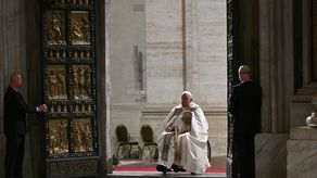 Papa Francisco abre la Puerta Santa de San Pedro y da inicio al Jubileo