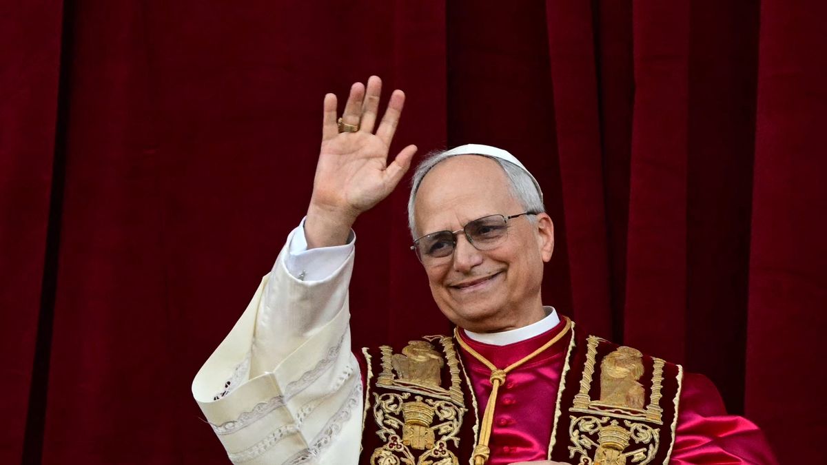 Papa León XIV lanza un llamado a la paz a todos los pueblos en su primer discurso