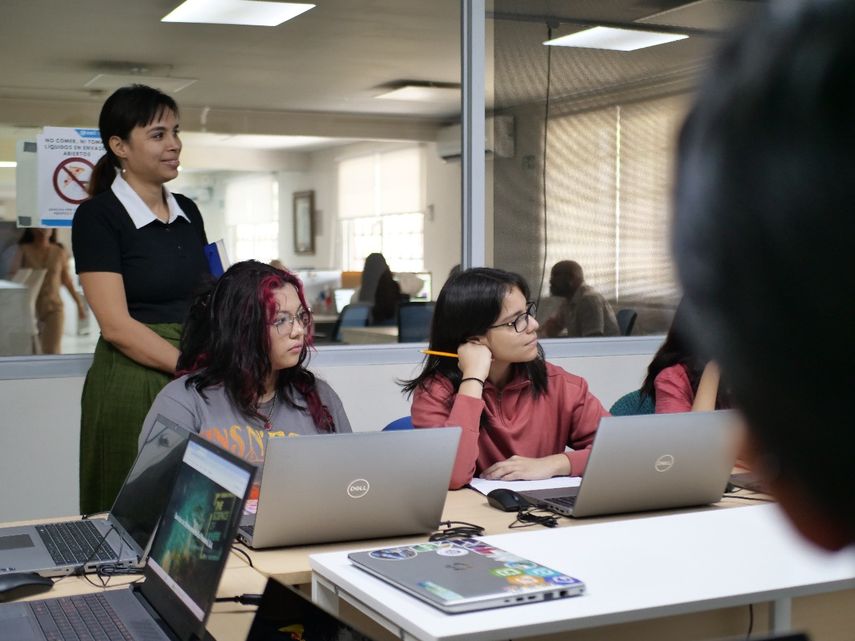 Jóvenes panameñas explorarán el espacio de la mano de la NASA y ESRI Panamá