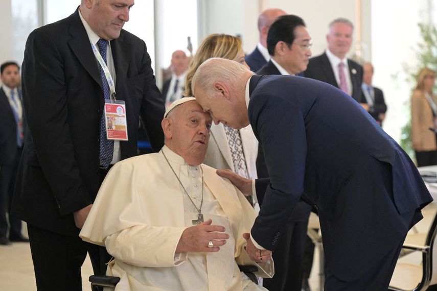 Peculiar gesto de Biden en su encuentro con el papa Francisco causa reacciones