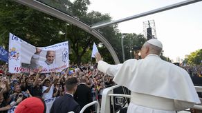 El papa pide acabar con la polarización en su primer día en España