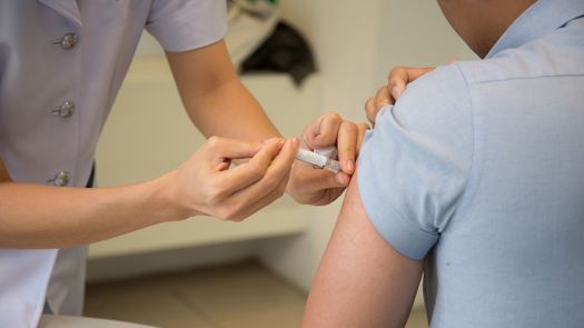 Continúa debate sobre la relación entre vacunas anticovid y problemas cardiacos