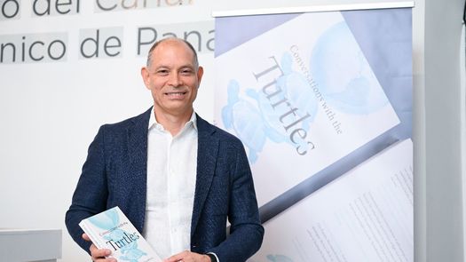Autor panameño lanza libro Conversations with the Turtles bajo sello de Universidad de Cambridge