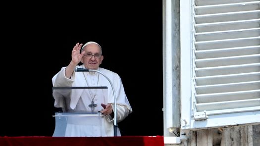 Miles de fieles asisten a la reaparición de el Papa tras su operación  