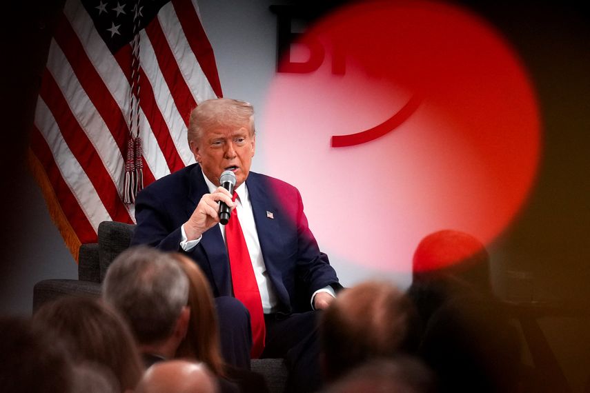 Trump da marcha atrás en masiva subida arancelaria a Canadá