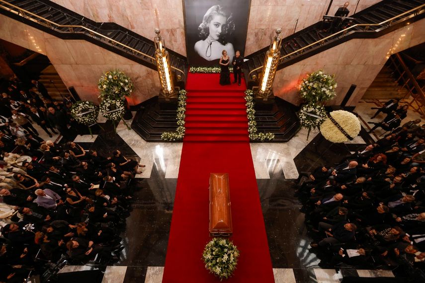 México homenajea y despide a la única e irrepetible diva del cine Silvia Pinal