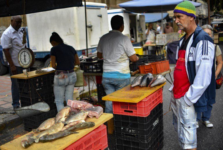 Venezuela reanuda labores, en profunda crisis tras gigantesco apagón