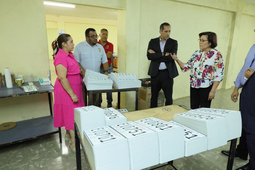 ATTT supervisa inicio de distribución nacional de placas 2026-2030
