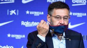 El presidente del FC Barcelona Josep Maria Bartomeu anuncia su dimisión