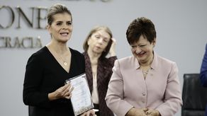 El Tribunal Supremo de Elecciones (TSE) de Costa Rica entregó este martes a Laura Fernández la credencial de presidenta electa del país, cargo que obtuvo con el 48,53 % de los votos en las elecciones del pasado 1 de febrero.