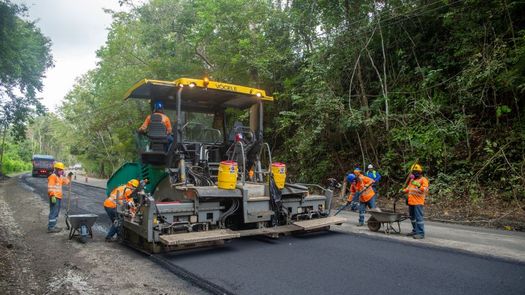 El ministro de Obras Públicas (MOP), José Luis Andrade, anunció que durante los primeros seis meses del año se ejecutarán 1,200 millones de dólares en proyectos viales, como parte del plan de fortalecimiento de la red nacional con miras a 2026, junto al inicio de un programa intensivo de verano enfocado en el parcheo y la rehabilitación de vías. El ministro de Obras Públicas (MOP), José Luis Andrade, anunció que durante los primeros seis meses del año se ejecutarán 1,200 millones de dólares en proyectos viales, como parte del plan de fortalecimiento de la red nacional con miras a 2026, junto al inicio de un programa intensivo de verano enfocado en el parcheo y la rehabilitación de vías.