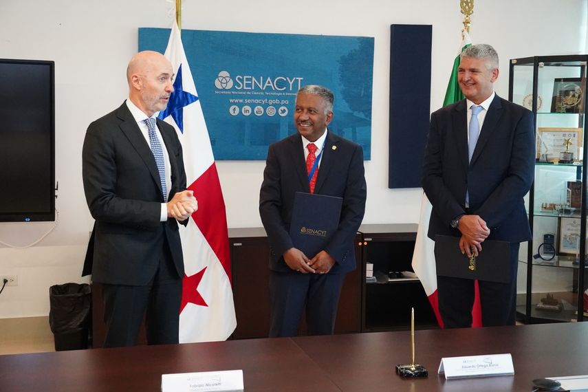 La Secretaría Nacional de Ciencia, Tecnología e Innovación (Senacyt) de Panamá y la Fundación SAMOTHRACE de Italia, una reconocida institución especializada en investigación e innovación, firmaron un memorando de entendimiento. Este acuerdo establece un marco de colaboración en sectores estratégicos para el desarrollo. La Secretaría Nacional de Ciencia, Tecnología e Innovación (Senacyt) de Panamá y la Fundación SAMOTHRACE de Italia, una reconocida institución especializada en investigación e innovación, firmaron un memorando de entendimiento. Este acuerdo establece un marco de colaboración en sectores estratégicos para el desarrollo.