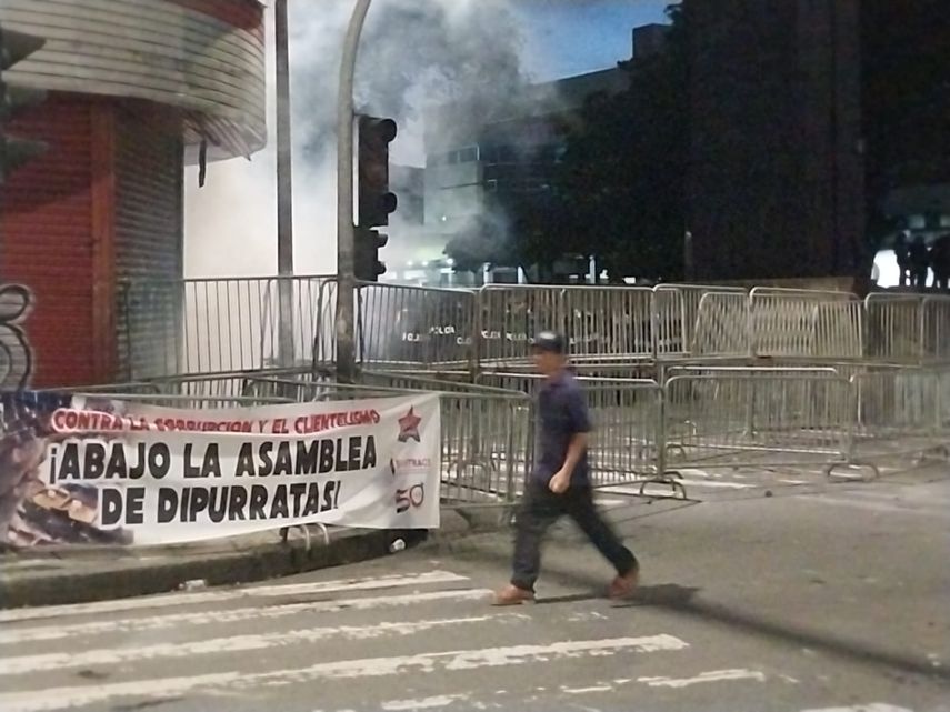 Estas modificaciones son el resultado de las consultas entre el Estado, sindicatos, gremios, organizaciones y comunidades adyacentes a la explotación minera. Estas modificaciones son el resultado de las consultas entre el Estado, sindicatos, gremios, organizaciones y comunidades adyacentes a la explotación minera.