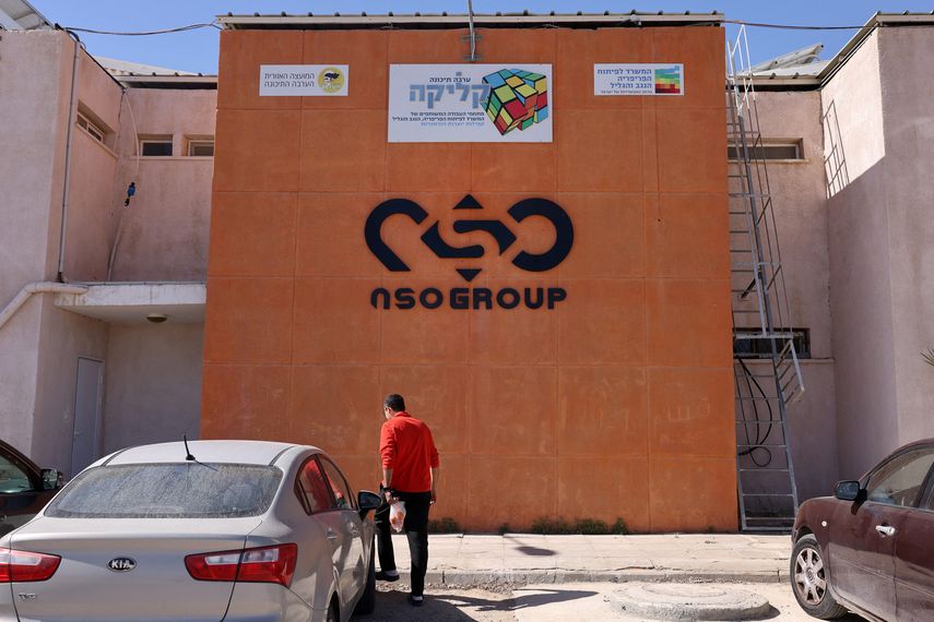 El logotipo de la empresa NSO, la firma detrás del spyware Pegasus, se muestra en la pared de un edificio junto a una de sus sucursales en el valle del Aravá, en el sur de Israel. | Foto: AFP El logotipo de la empresa NSO, la firma detrás del spyware Pegasus, se muestra en la pared de un edificio junto a una de sus sucursales en el valle del Aravá, en el sur de Israel. | Foto: AFP