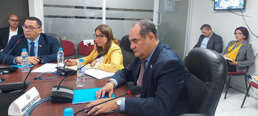 La ministra de Meduca, Maruja Gorday de Villalobos, sustentó la solicitud de un crédito adicional por B/.2.8 millones para la asignación de partida presupuestaria, para cancelar los servicios de internet en 691 centros educativos y el pago de alquileres de oficinas. La ministra de Meduca, Maruja Gorday de Villalobos, sustentó la solicitud de un crédito adicional por B/.2.8 millones para la asignación de partida presupuestaria, para cancelar los servicios de internet en 691 centros educativos y el pago de alquileres de oficinas. 