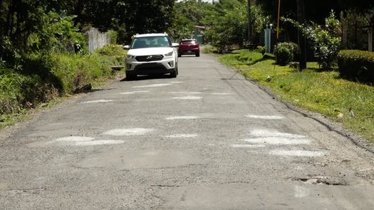 El alcalde de Dolega indicó que por parte del MOP solo se han realizado algunos operativos de parcheo que no llegan a todas las comunidades afectadas.