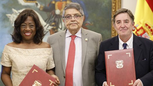 La ministra de Educación de Panamá, Lucy Molinar, y el director del Instituto Cervantes, Luis García Montero, firmaron este viernes en la capital panameña un convenio de colaboración para celebrar el XI Congreso Internacional de la Lengua Española (CILE) en 2028 en el país centroamericano. La ministra de Educación de Panamá, Lucy Molinar, y el director del Instituto Cervantes, Luis García Montero, firmaron este viernes en la capital panameña un convenio de colaboración para celebrar el XI Congreso Internacional de la Lengua Española (CILE) en 2028 en el país centroamericano.