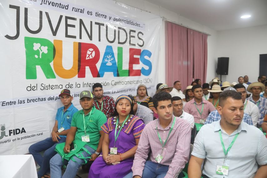 Jóvenes se capacitan en seguridad alimentaria en Foro del MIDA.