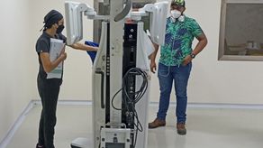 La CSS busca hacerle frente a la alta demanda de pacientes que requieren cirugías complejas con un microscopio robótico en el Centro Hospitalario Especializado Dr. Rafael Hernández L.