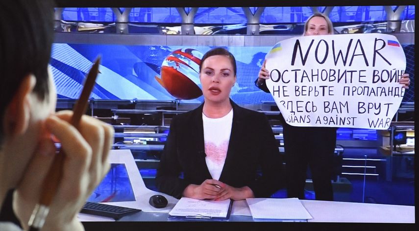 Rusia: Empleada de TV que protestó contra guerra, sancionada