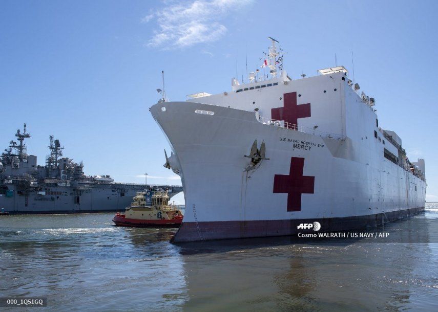 Buque hospital llega a Los Ángeles para aliviar capacidad hospitalaria