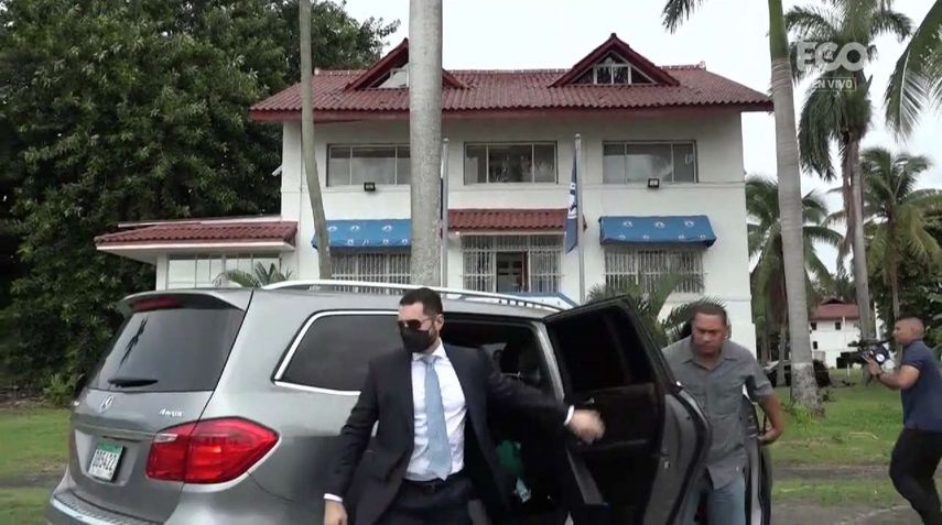 En una sesión especial, este miércoles 16 de agosto fueron juramentados los hermanos Martinelli Linares como diputados suplentes del Parlacen. En una sesión especial, este miércoles 16 de agosto fueron juramentados los hermanos Martinelli Linares como diputados suplentes del Parlacen.