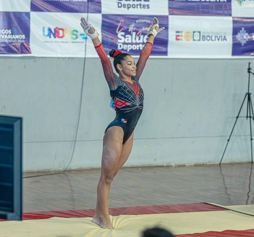 Alyiah Lide comandó la destacada actuación de Panamá este lunes en los Juegos Bolivarianos de la Juventud al colgarse tres preseas doradas. Alyiah Lide comandó la destacada actuación de Panamá este lunes en los Juegos Bolivarianos de la Juventud al colgarse tres preseas doradas.