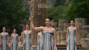 Llama de los Juegos de París-2024 es encendida en Olimpia