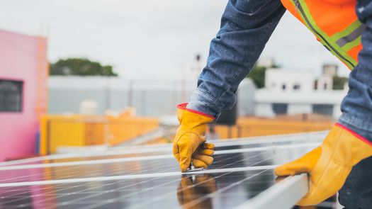 Panamá y China evalúan plan para construcción de viviendas con energía solar