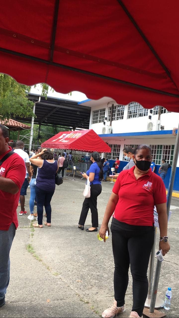 Casos Covid en Panamá. Colocaronn dosis a cientos d epersonas con la técnica de barrido.