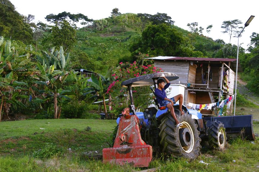 El poblado indígena de Bajo Chiquito, el primero al que llegaban a diario cientos de migrantes después de cruzar la selva del Darién, está tratando de volver poco a poco a la normalidad tras el fin repentino del flujo migratorio hacia Estados Unidos por las políticas de Trump. El poblado indígena de Bajo Chiquito, el primero al que llegaban a diario cientos de migrantes después de cruzar la selva del Darién, está tratando de volver poco a poco a la normalidad tras el fin repentino del flujo migratorio hacia Estados Unidos por las políticas de Trump.