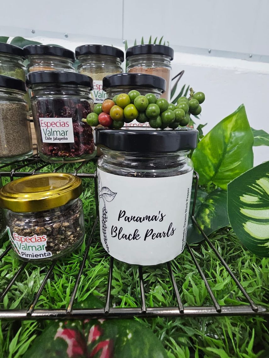 La empresa panameña Especias Valmar representó a Panamá en el prestigioso evento “Great Taste Award” 2023, recibiendo la distinción de dos y una estrella en sus productos: Pimienta Blanca Orgánica y Pimienta Negra. La empresa panameña Especias Valmar representó a Panamá en el prestigioso evento “Great Taste Award” 2023, recibiendo la distinción de dos y una estrella en sus productos: Pimienta Blanca Orgánica y Pimienta Negra.