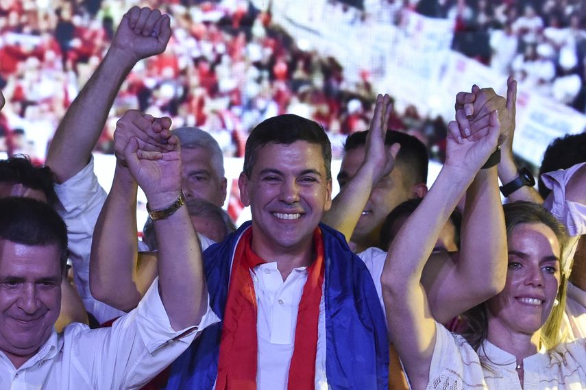 Santiago Peña el gobernante más joven en la era democrática de Paraguay, llegó a la presidencia bajo la pesada tutela de Horacio Cartes. Santiago Peña el gobernante más joven en la era democrática de Paraguay, llegó a la presidencia bajo la pesada tutela de Horacio Cartes.