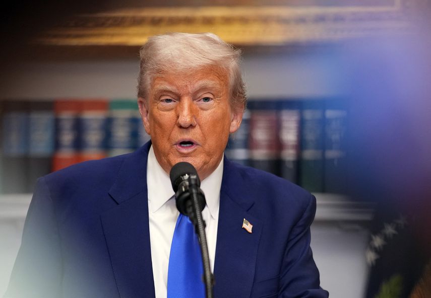 El presidente estadounidense, Donald Trump, renovó su ofensiva comercial con amenazas de aranceles del 25% a la empresa de tecnología Apple y de hasta 50% a los productos de la Unión Europea. El presidente estadounidense, Donald Trump, renovó su ofensiva comercial con amenazas de aranceles del 25% a la empresa de tecnología Apple y de hasta 50% a los productos de la Unión Europea. 