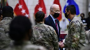 Estados Unidos enviará tropas a Europa en medio de esfuerzos diplomáticos por Ucrania