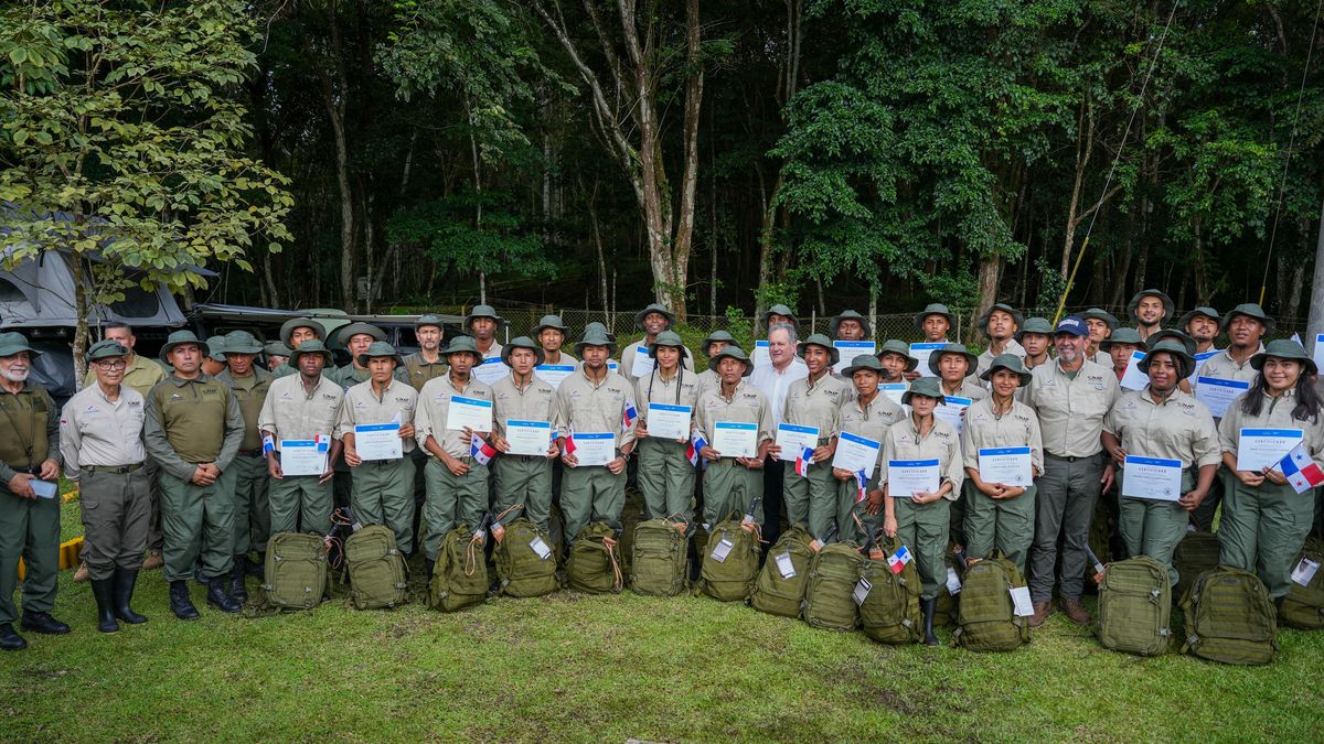 El Ministerio de Ambiente (MiAmbiente) celebró la graduación de 32 nuevos guardaparques, quienes se incorporan al equipo nacional encargado de custodiar el patrimonio natural de Panamá. El Ministerio de Ambiente (MiAmbiente) celebró la graduación de 32 nuevos guardaparques, quienes se incorporan al equipo nacional encargado de custodiar el patrimonio natural de Panamá.