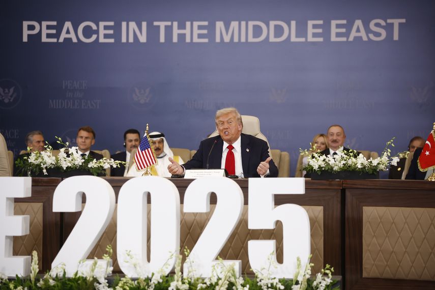 El presidente estadounidense Donald Trump proclamó el lunes la "paz en Oriente Medio" tras firmar junto a los líderes de Egipto, Catar y Turquía una declaración como garantes del acuerdo para poner fin a la guerra en Gaza. El presidente estadounidense Donald Trump proclamó el lunes la "paz en Oriente Medio" tras firmar junto a los líderes de Egipto, Catar y Turquía una declaración como garantes del acuerdo para poner fin a la guerra en Gaza.