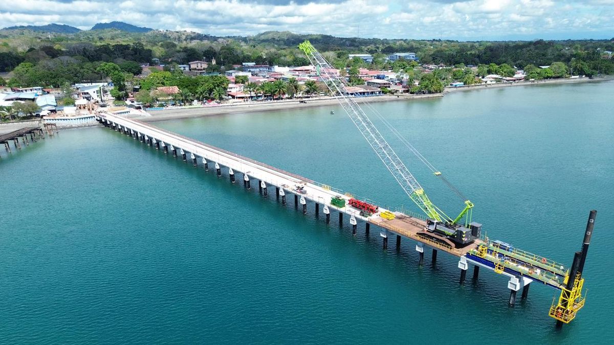 El presidente de la República, José Raúl Mulino, anunció en Puerto Armuelles una serie de proyectos estratégicos destinados a dinamizar la economía de la provincia de Chiriquí, entre ellos la construcción del Puerto de Barú, la modernización del área de aduanas de Paso Canoas y el impulso al ferrocarril Chiriquí-Panamá. El presidente de la República, José Raúl Mulino, anunció en Puerto Armuelles una serie de proyectos estratégicos destinados a dinamizar la economía de la provincia de Chiriquí, entre ellos la construcción del Puerto de Barú, la modernización del área de aduanas de Paso Canoas y el impulso al ferrocarril Chiriquí-Panamá.
