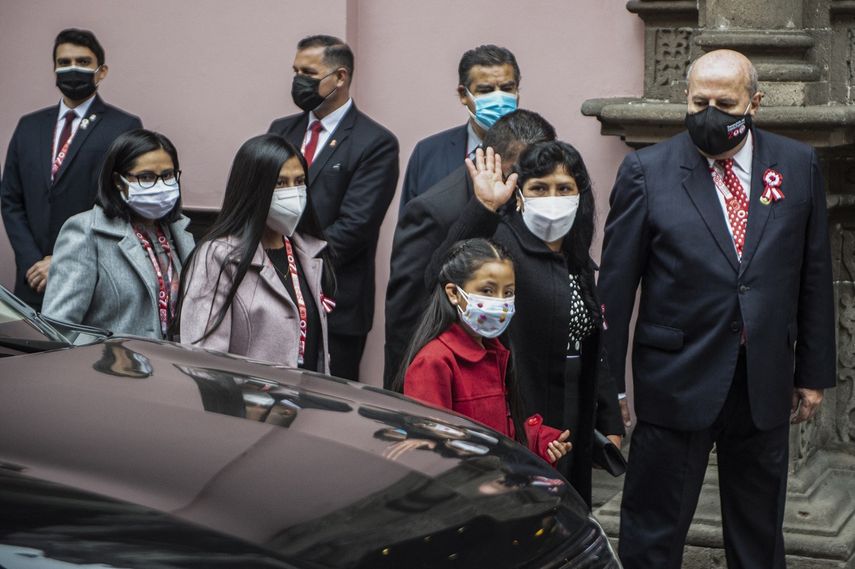 Primera dama de Perú declara caso de tráfico de influencias