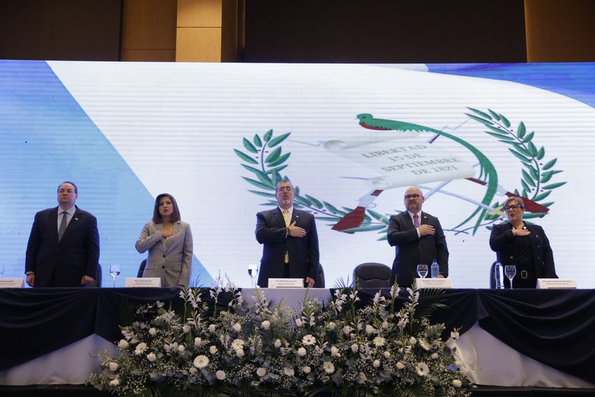 Guatemala: Diputados afines a presidente asumen el Congreso